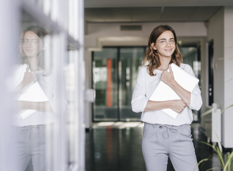 Frau im Büro mit Dokumenten in der Hand - XING Skills and Learning Studie 2023 | © Getty Images / Westend61